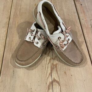 Sperry’s tan and white shoe with pink laces size 7.5
